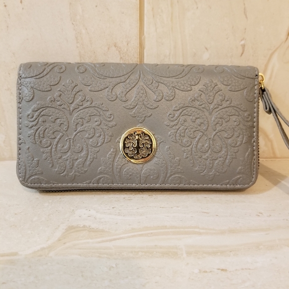 Handbags - NWOT - Gray Textured Wristlet